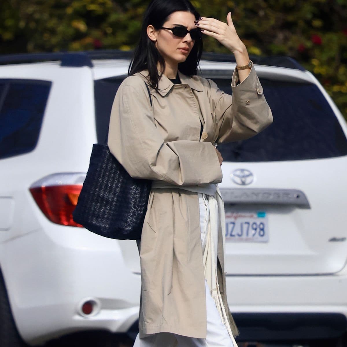  If You Don't Want to Look Dated in 2026, Tie a Scarf Around Your Waist Like *This,* Not *This* 