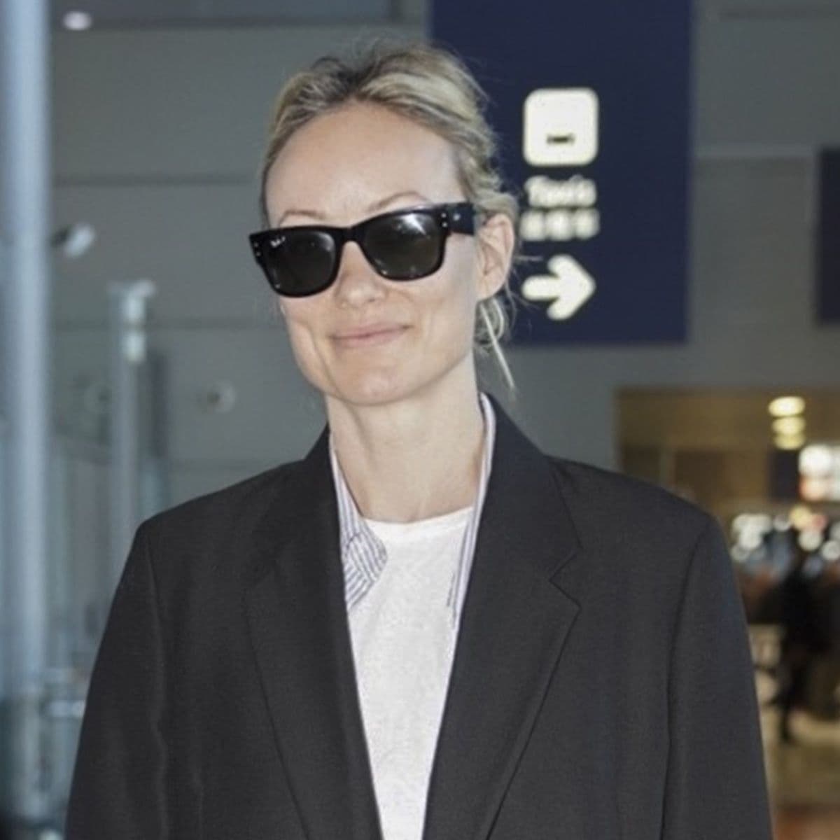  Forget Leggings—It Girls Are Wearing Sambas With This Pants-and-Jacket Outfit at the Airport 